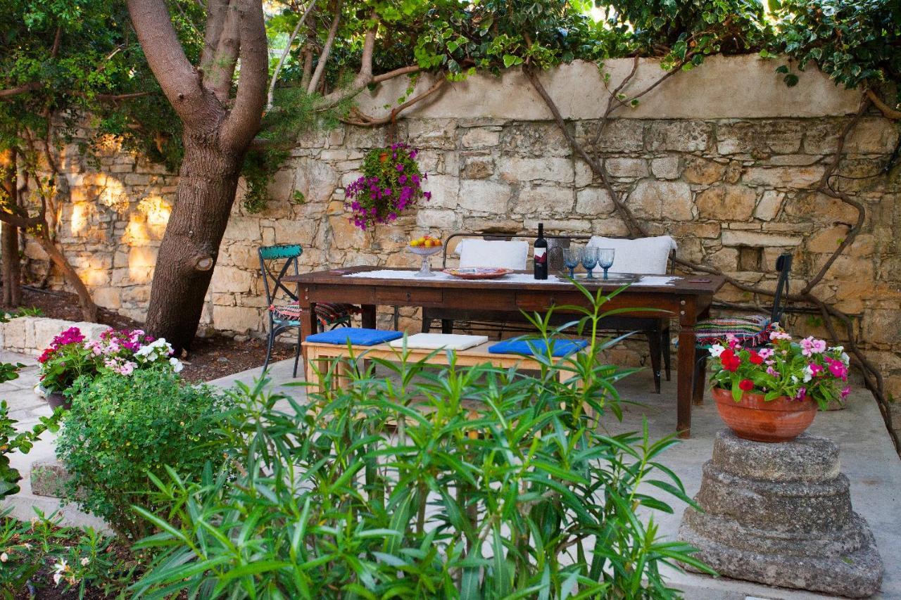 Cecilias Courtyard Pension Malya Buitenkant foto